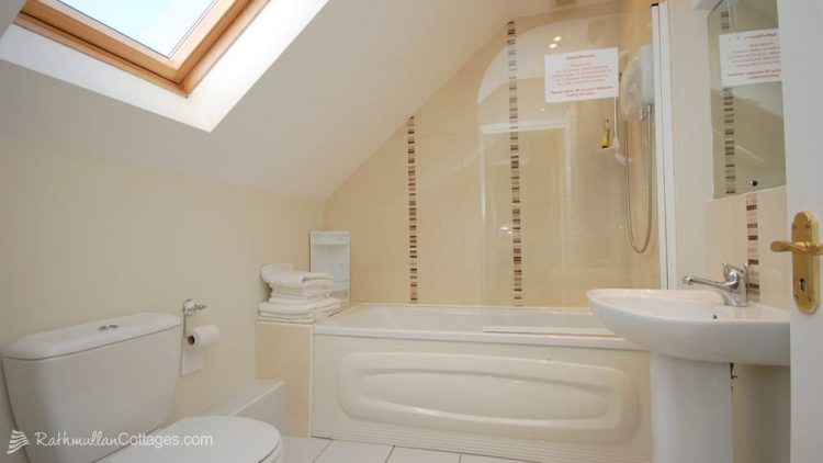 Bathroom - Clearwaters Holiday Cottage Rathmullan